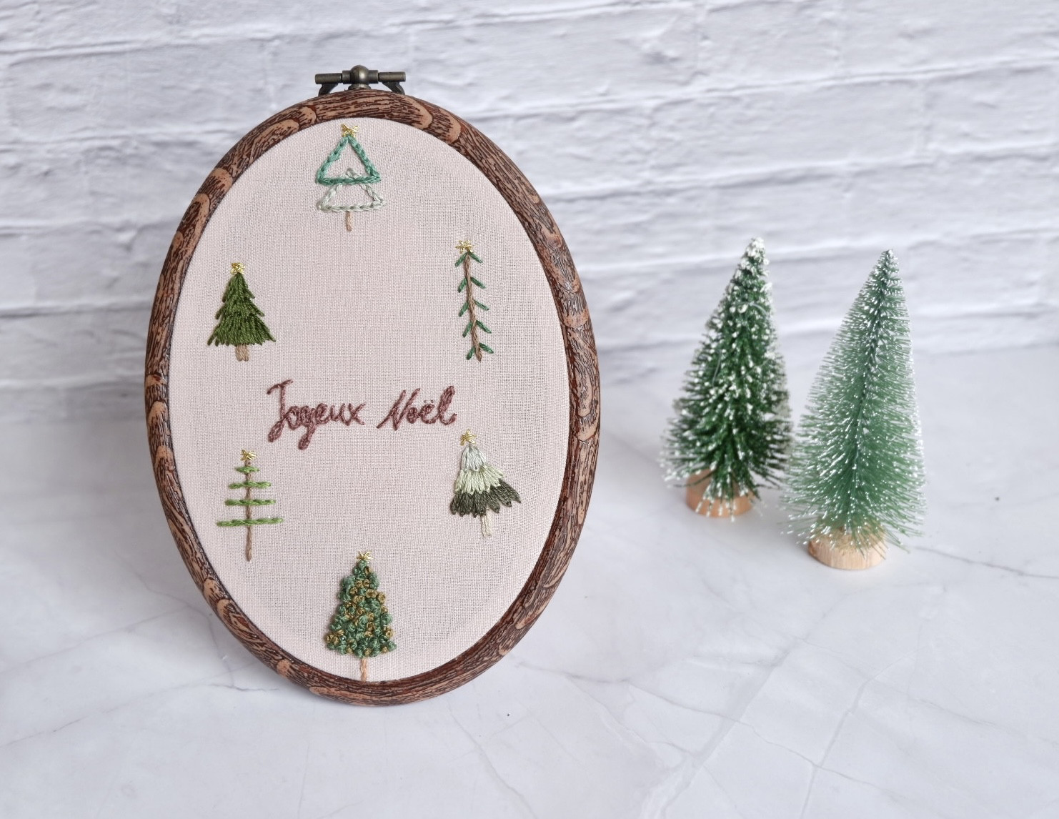 ハンドメイド刺繍フレーム森の仲間とクリスマスツリー｜フォトフレーム 