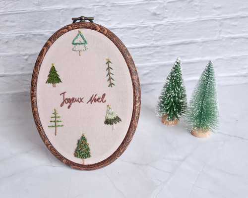 森のクリスマスツリー/ 手刺繍フレーム クリスマスオーナメント 壁掛け