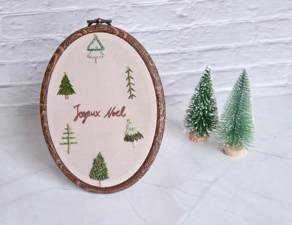 ステッチオーナメント付きの約210cmのクリスマスツリー 森のクリスマスツリー/ 手刺繍フレーム クリスマスオーナメント