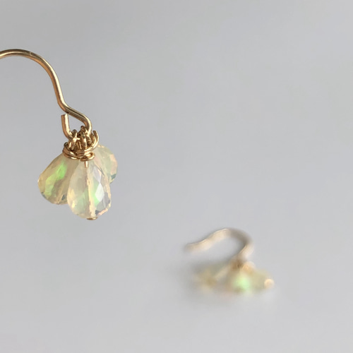 虹色プレシャスオパール ドロップ3粒ピアス ピアス（フック・チェーン 