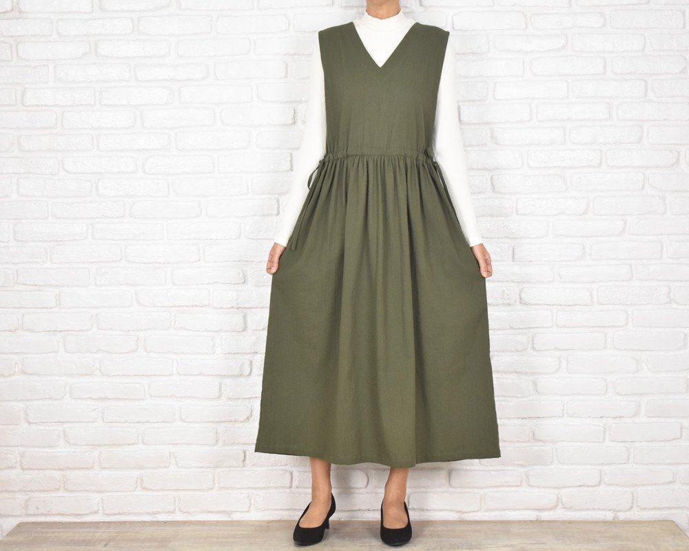 【大きいサイズ】コットン素材のVネックリボンワンピース　ジャンパースカート　カーキグリーン