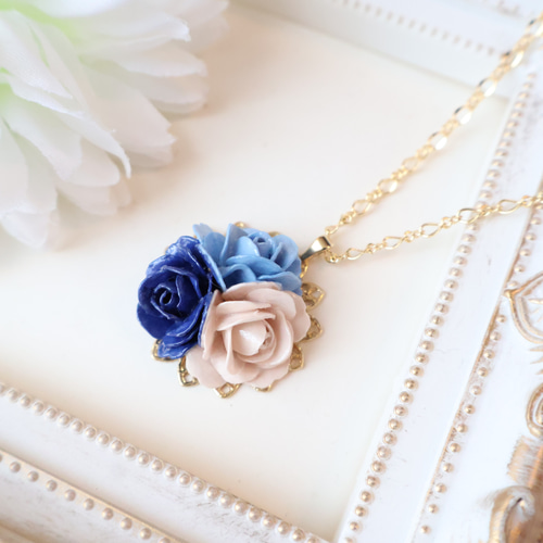 バラのブーケネックレスDブルー ネックレス・ペンダント Hana with