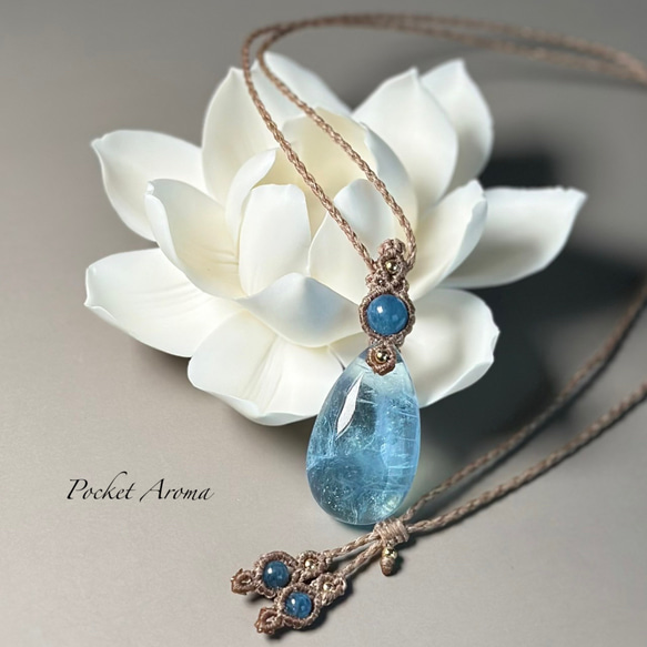 『幸泉』アクアマリンとディープアクアマリンのマクラメペンダントネックレス 幸泉』アクアマリンとディープアクアマリンのマクラメペンダント