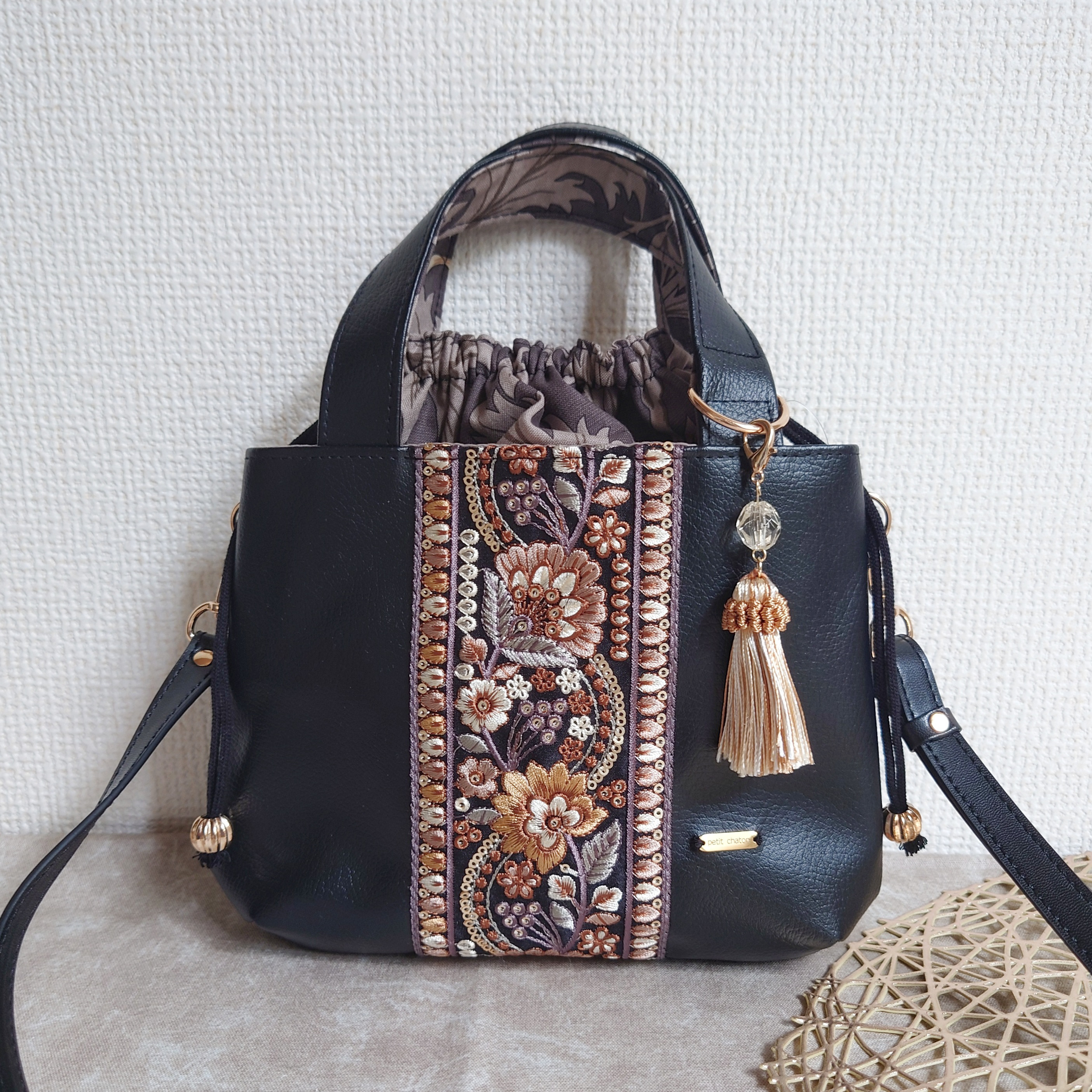 インド刺繍生地　巾着バッグ　合皮　ショルダーバッグ　ハンドメイド　チュール インド刺繍をあしらった巾着バッグ | e-雑貨 アトリエイマージュ