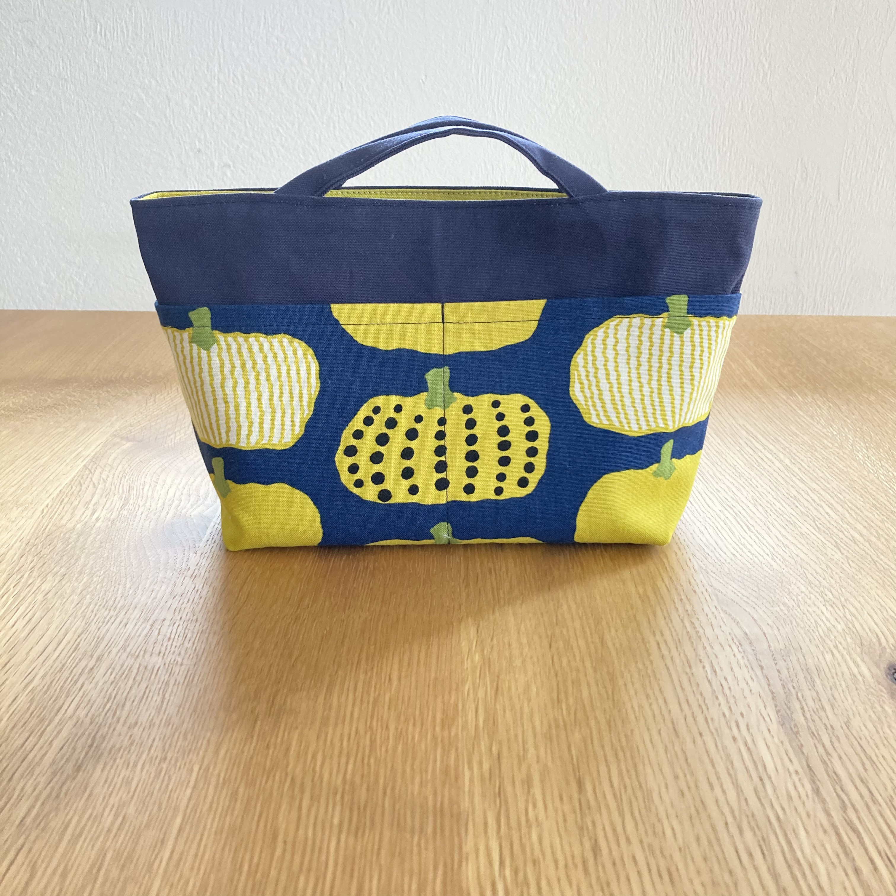 中が明るくて見やすい⭐️布製バッグインバッグ　大人のかぼちゃ柄【ネイビー✖️イエローパンプキン】11号帆布
