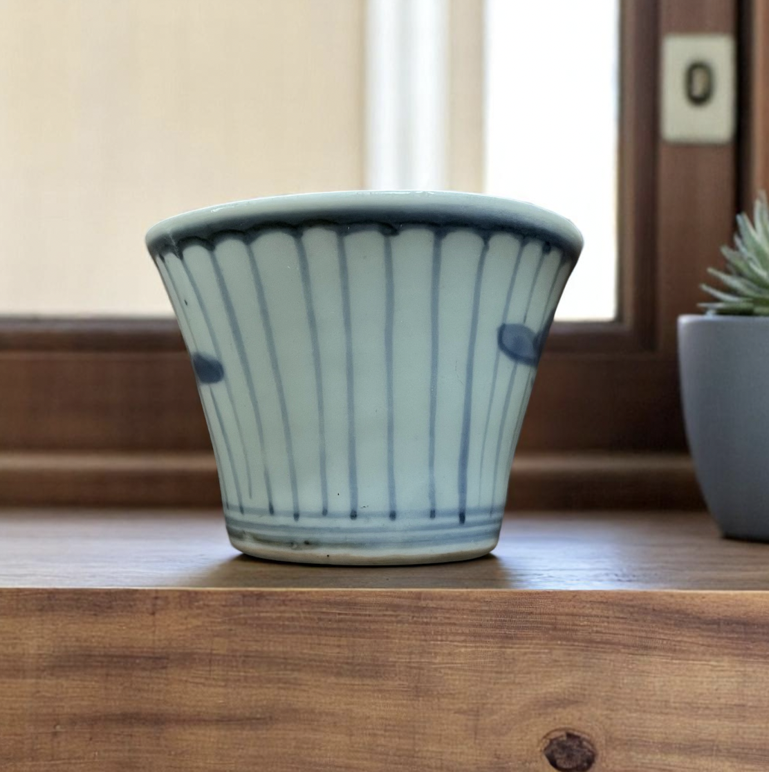 古伊万里染付花弁松紋様蕎麦猪口　江戸後期 直径約9cm・高さ約6cm