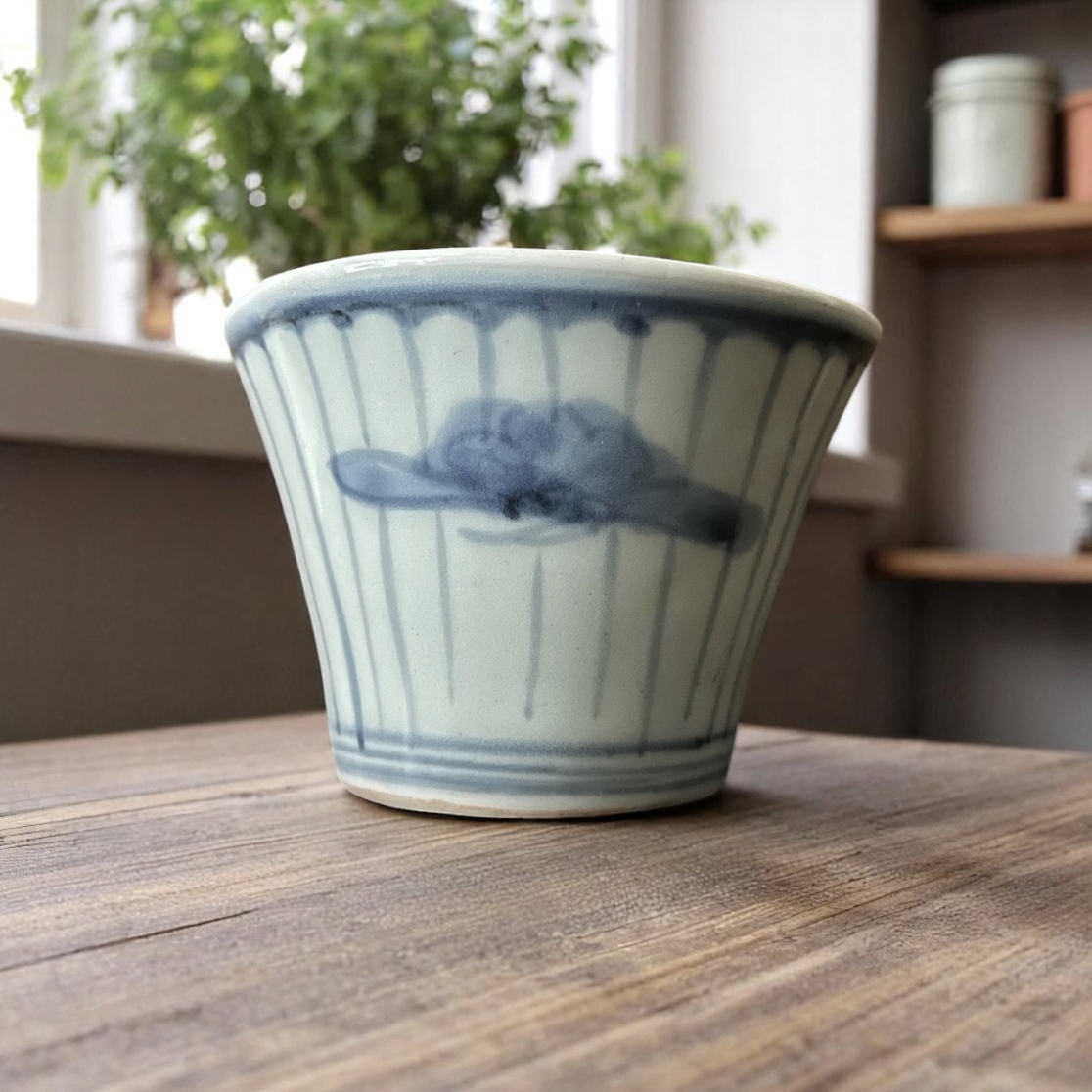 古伊万里染付花弁松紋様蕎麦猪口　江戸後期 直径約9cm・高さ約6cm