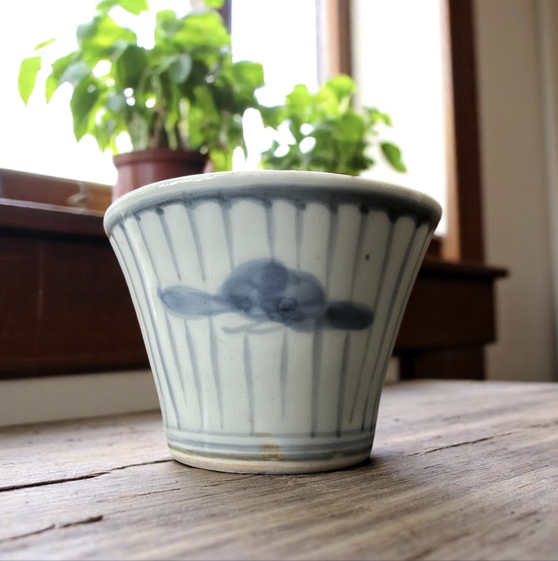 古伊万里染付花弁松紋様蕎麦猪口　江戸後期 直径約9cm・高さ約6cm