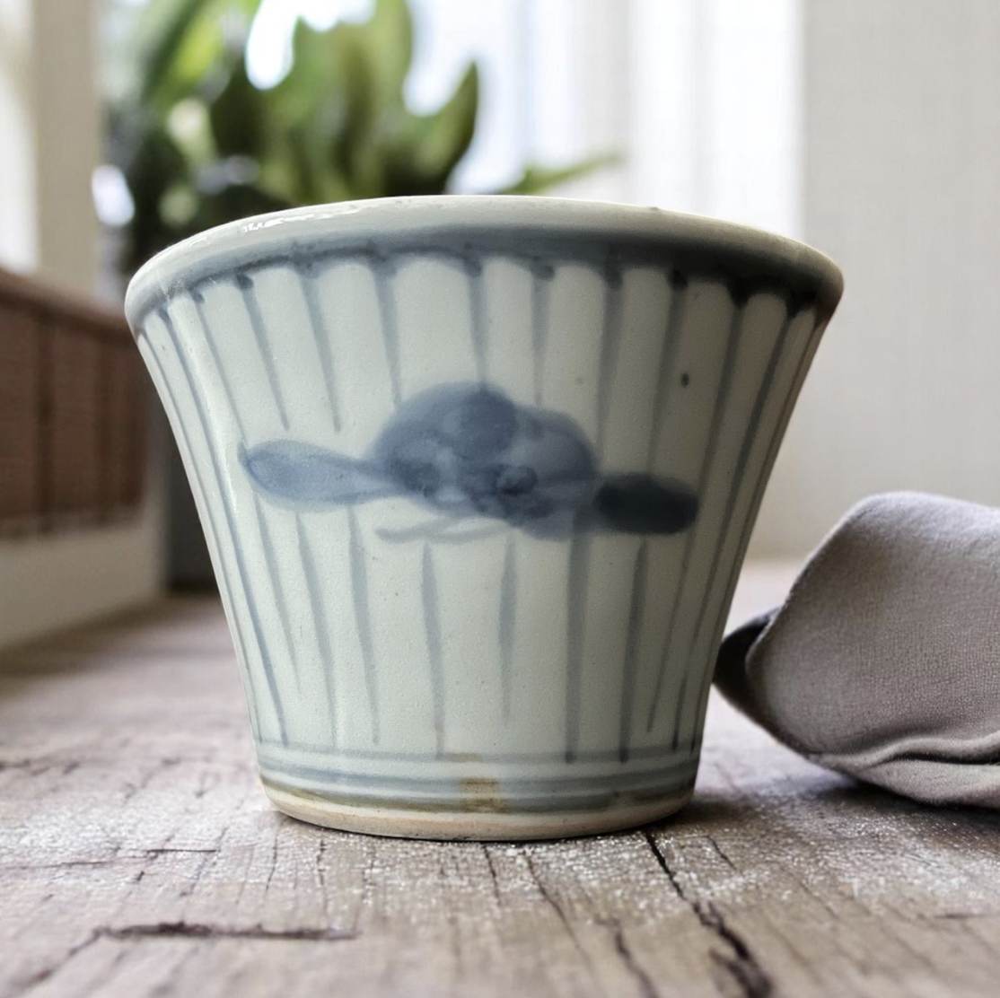 古伊万里染付花弁松紋様蕎麦猪口　江戸後期 直径約9cm・高さ約6cm