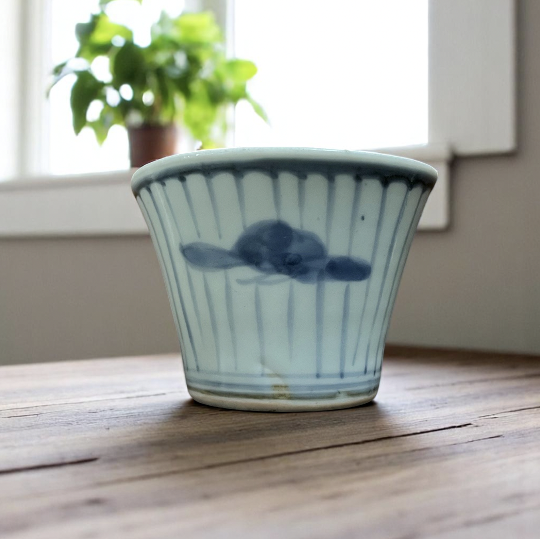 古伊万里染付花弁松紋様蕎麦猪口　江戸後期 直径約9cm・高さ約6cm