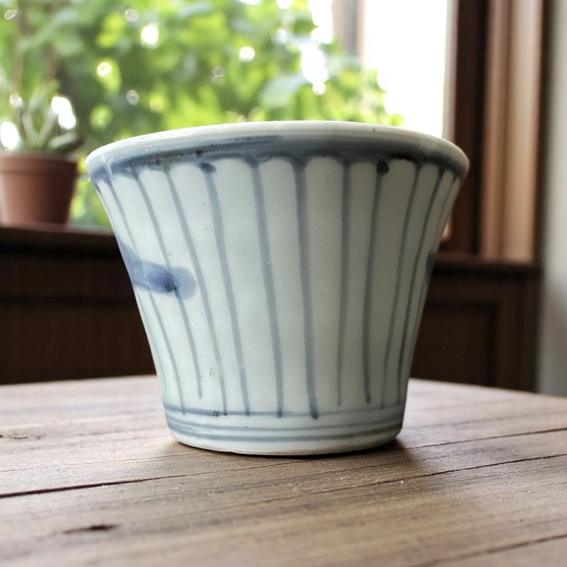 古伊万里染付花弁松紋様蕎麦猪口　江戸後期 直径約9cm・高さ約6cm