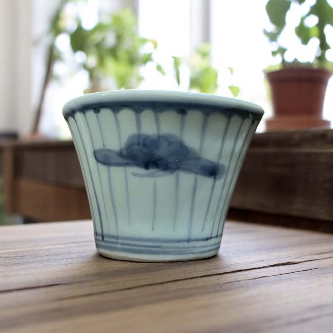 古伊万里染付花弁松紋様蕎麦猪口　江戸後期 直径約9cm・高さ約6cm