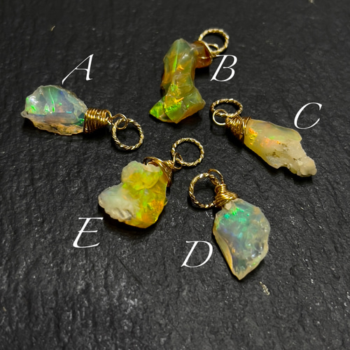 原石オパールの１４kgfチャーム 10月誕生石 オパールの原石チャーム ネックレスペンダントトップに