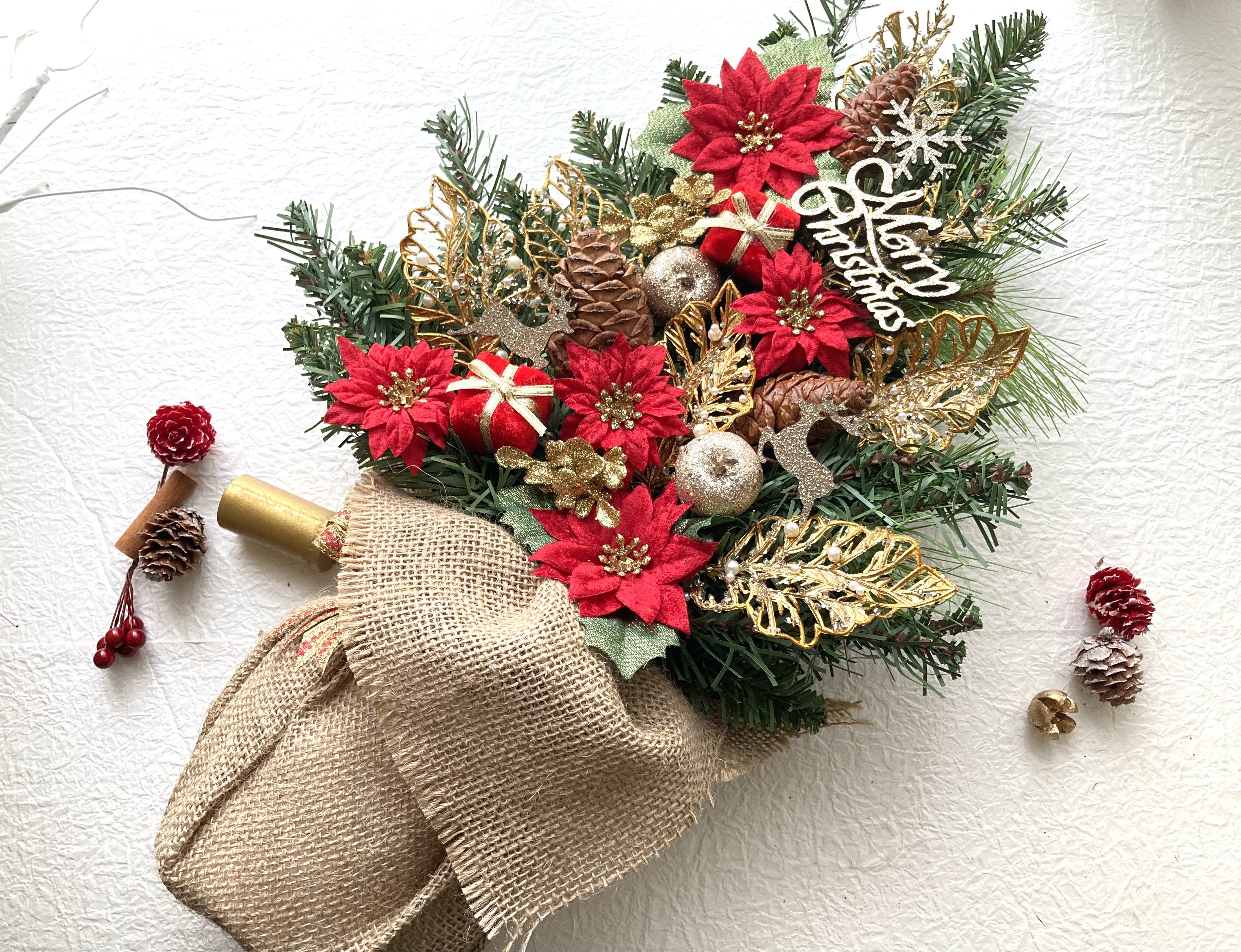 超早割クリスマス2025 壁掛けできるクリスマスハーフツリー アーティフィシャル ポインセチア ゴールドレッドグリーン