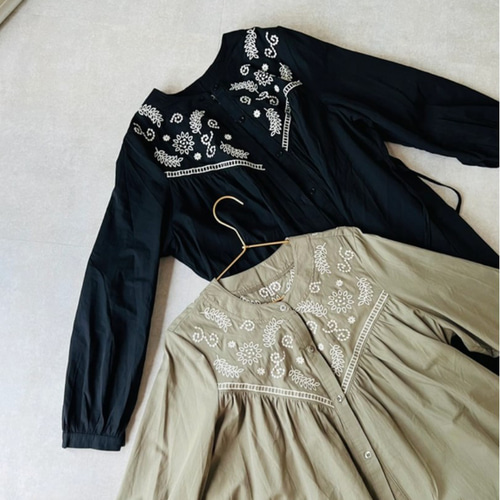 【CHICLINE 】華やかな刺繍ワンピース 新送0】刺繍の胸元が華やかな前ボタンワンピース【刺繍前開き