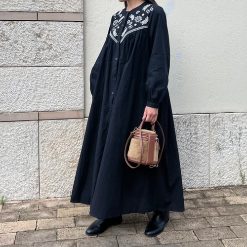 新送0】刺繍の胸元が華やかな前ボタンワンピース【刺繍前開きワンピ