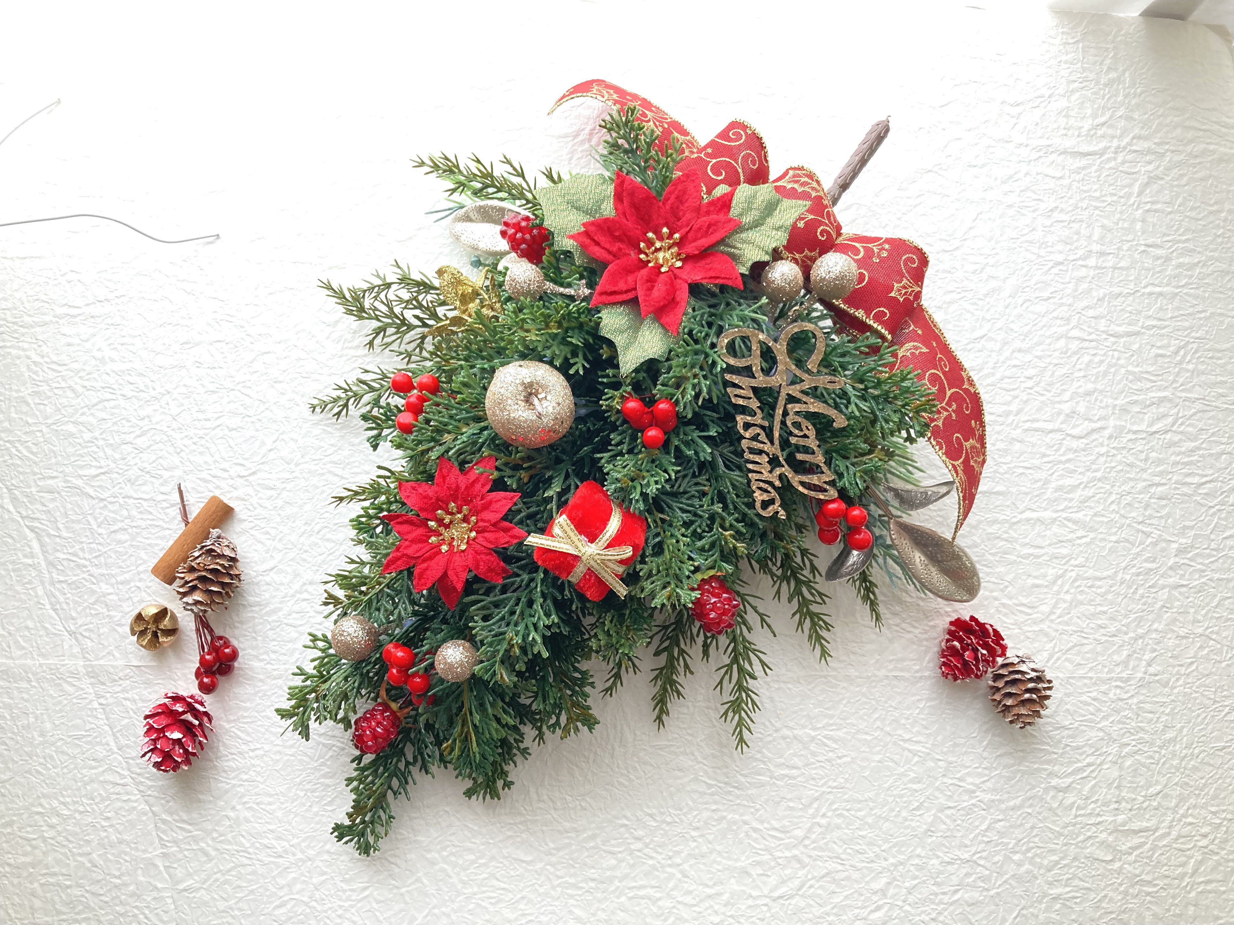 超早割クリスマス2025 壁掛けできるクリスマスツリースワッグ フェイクグリーン ポインセチア レッドグリーンゴールド
