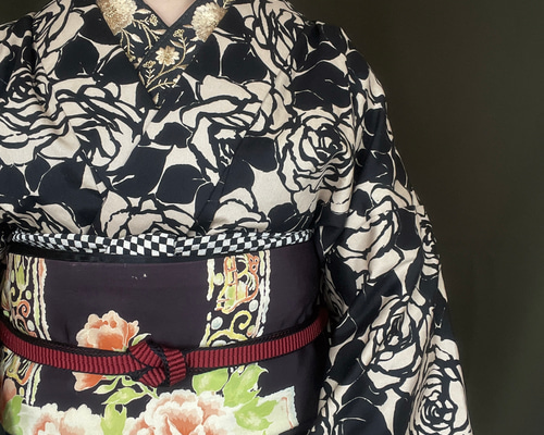 貴重黒地に薔薇柄のモダンで可愛いザ・アンティーク着物♡※裾にレース付け有着用画有 高級ライン】【2カラー/2点セット】ツートンカラー 和柄 フリル 豪華