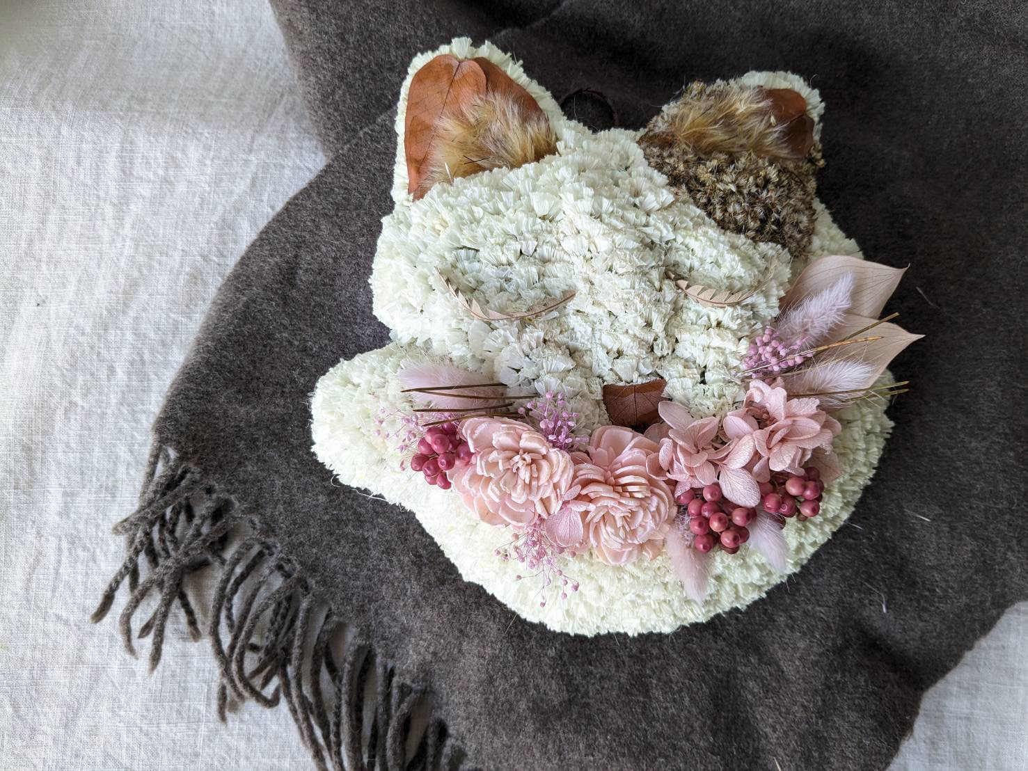 【受注制作】白茶ぶち猫の壁掛けオーナメント(Mサイズ)