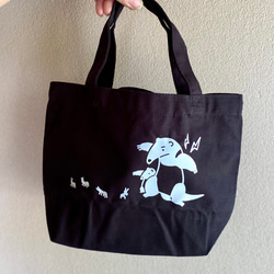 ランチトートバッグ・威嚇するミナミコアリクイの親子とアリさん