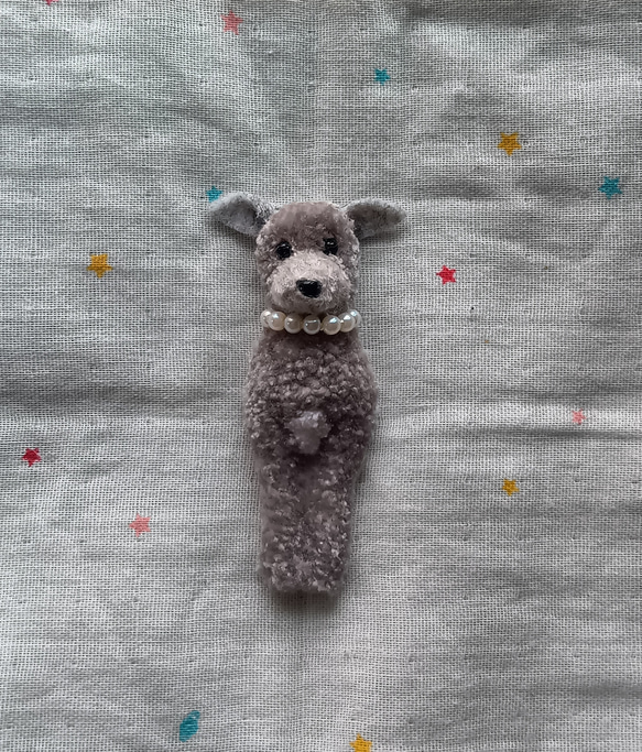受注製作】イタリアン・グレーハウンドの刺繍 ブローチ キーホルダー