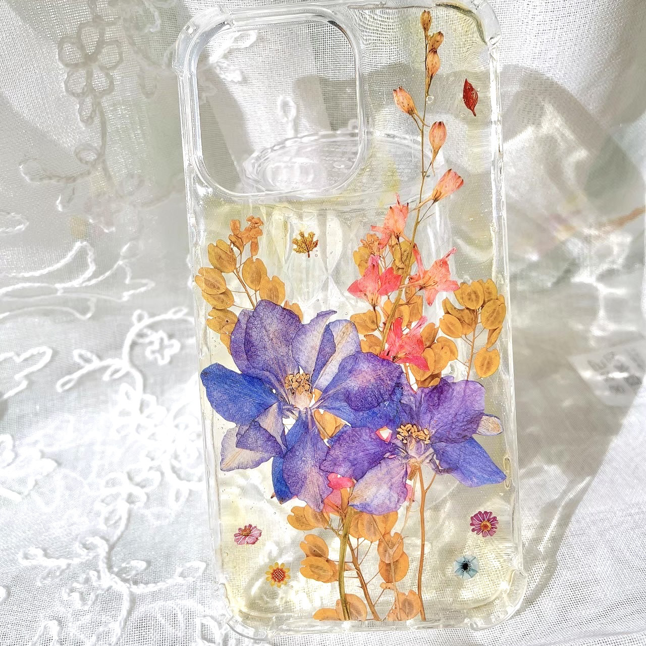 ハンドメイド　レジン　マリーゴールド　お花柄スマホケース　iPhone13Pro iPhoneケース　アイフォンケース