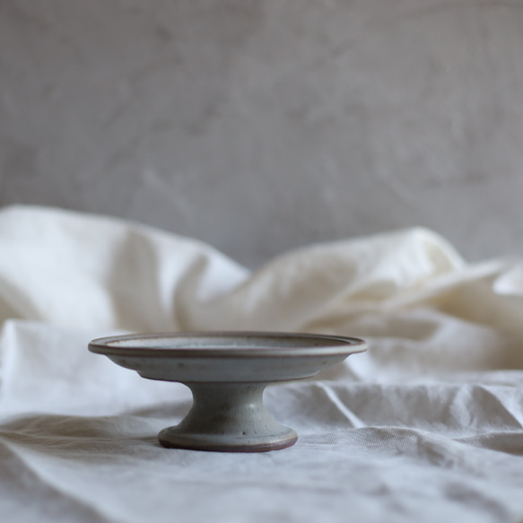 NEW! リム コンポート　グレー＆乳白　陶器 2枚目の画像