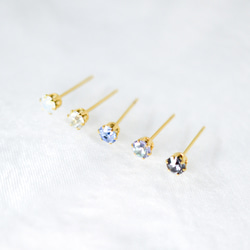 【選べる♪クリスタルガラスの冬色ピアス】青 白 水色 / 4mm / サージカルステンレス / つけっぱなしok 5枚目の画像