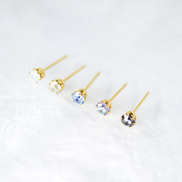 【選べる♪クリスタルガラスの冬色ピアス】青 白 水色 / 4mm / サージカルステンレス / つけっぱなしok 5枚目の画像