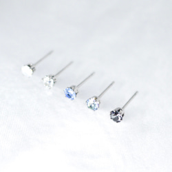 【選べる♪クリスタルガラスの冬色ピアス】青 白 水色 / 4mm / サージカルステンレス / つけっぱなしok 3枚目の画像