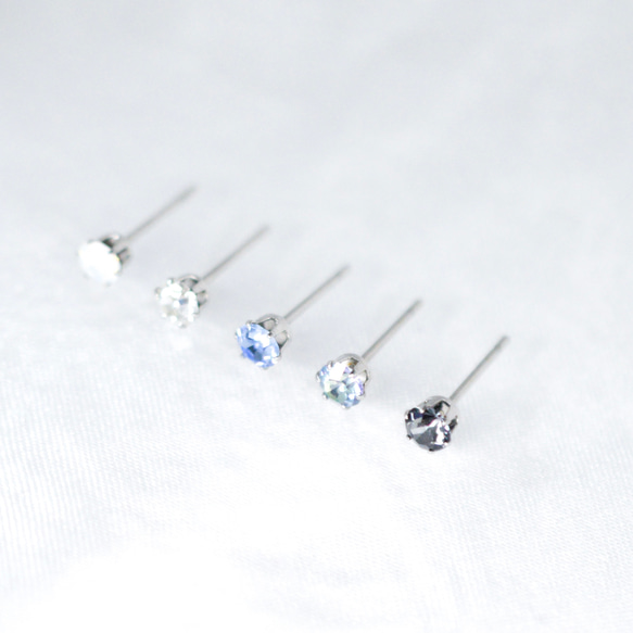 【選べる♪クリスタルガラスの冬色ピアス】青 白 水色 / 4mm / サージカルステンレス / つけっぱなしok 3枚目の画像