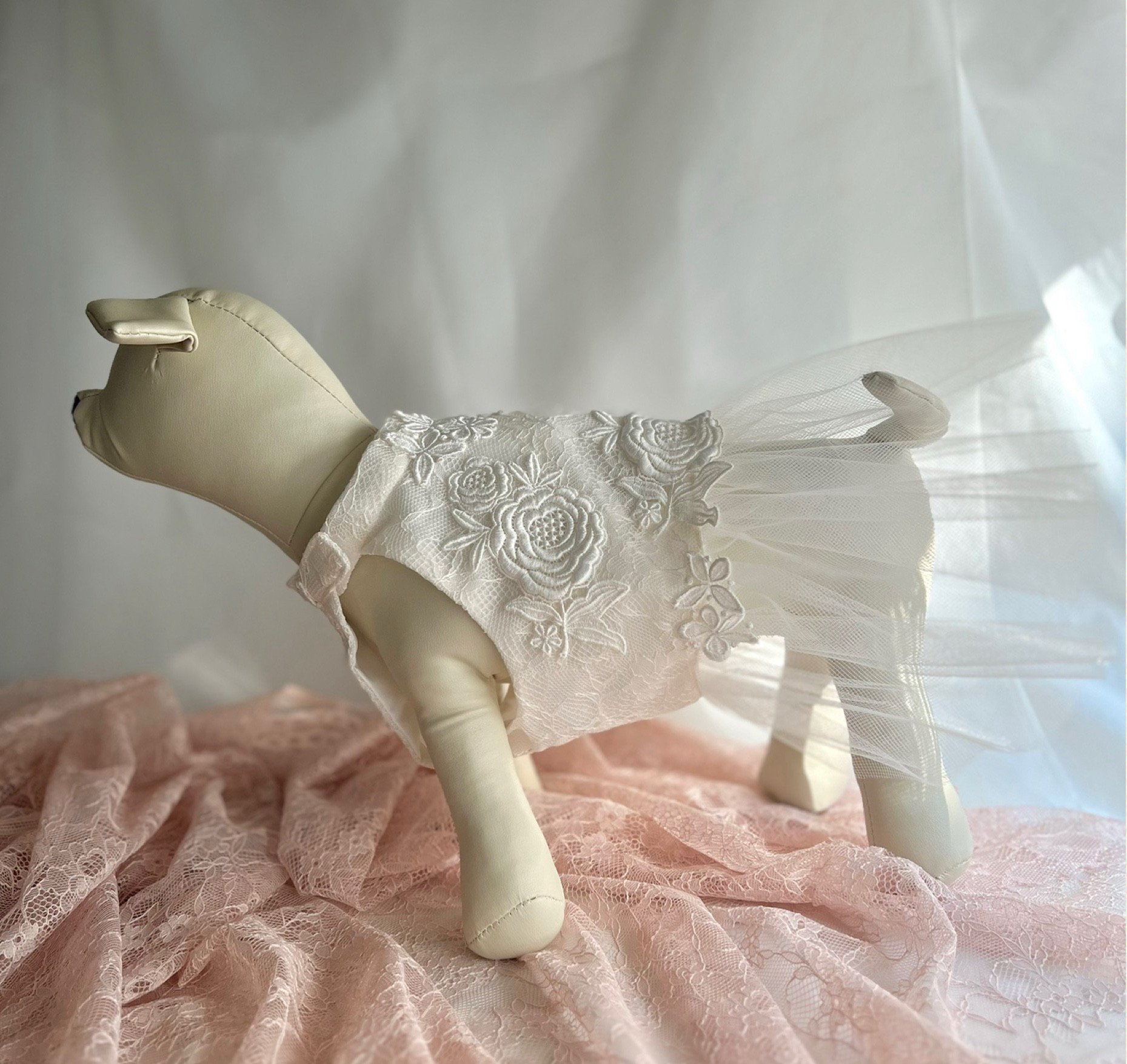 【犬ドレス】高級レースのウエディング 素敵　おしゃれフォーマル　誕生日　アニバーサリー　結婚式