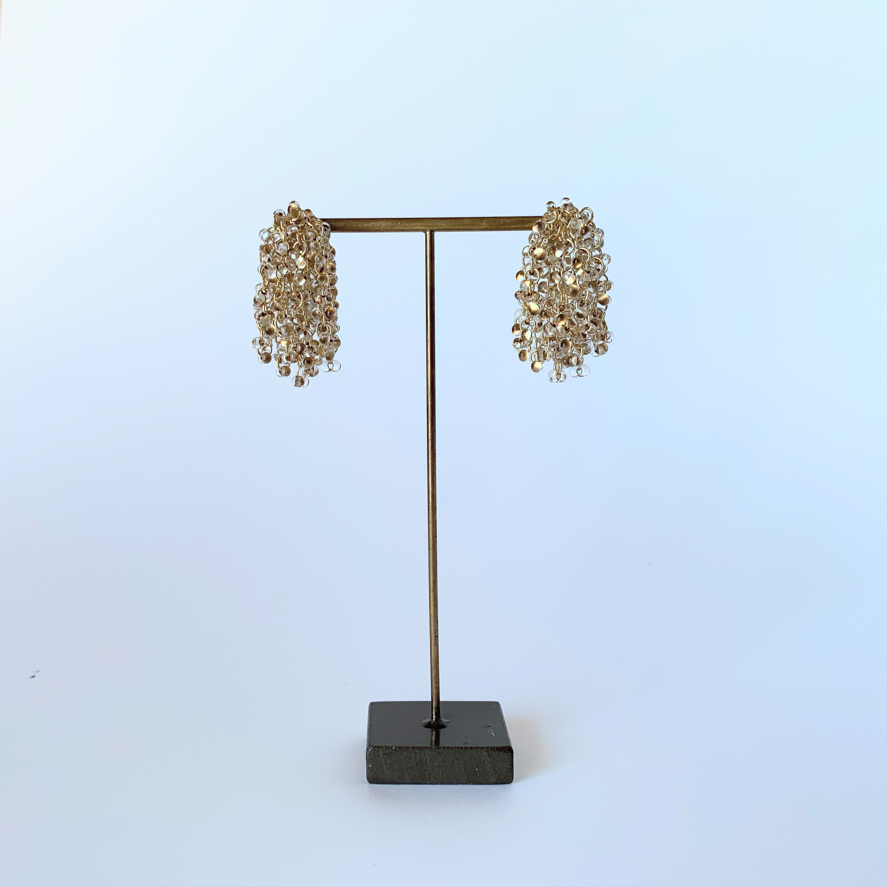 ガラスビーズのつぶつぶショートカボションピアス・イヤリング　アンティークゴールド