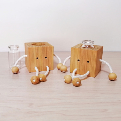 きゅぼ＞ 檜キューブ坊やの一輪挿し（1体） 一輪挿し・花瓶・花器