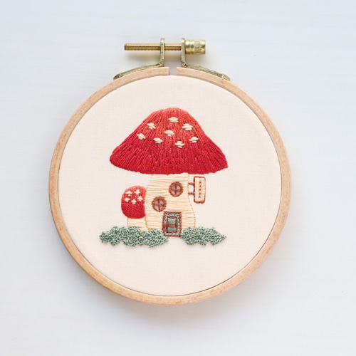 【メーカー直売】の商品をすべて 刺繍キット 森のキノコ旧市街より「キノコのお家」《空想街雑貨 刺しゅう