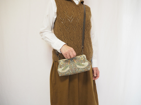 スマホも収納　がまぐちお財布ポーチ≪いちご泥棒・グリーン≫ 8枚目の画像