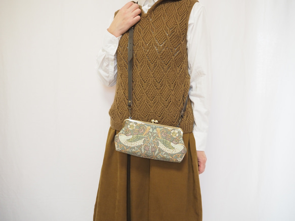 スマホも収納　がまぐちお財布ポーチ≪いちご泥棒・グリーン≫ 9枚目の画像