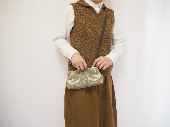 スマホも収納　がまぐちお財布ポーチ≪いちご泥棒・グリーン≫ 11枚目の画像