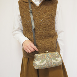 スマホも収納　がまぐちお財布ポーチ≪いちご泥棒・グリーン≫ 2枚目の画像