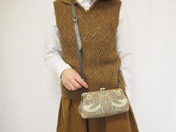 スマホも収納　がまぐちお財布ポーチ≪いちご泥棒・グリーン≫ 2枚目の画像