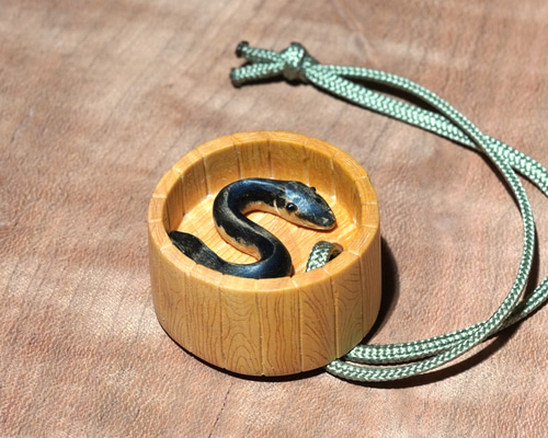 木彫刻 根付「桶の中の鰻」 黄楊 木彫り うなぎ キーホルダー