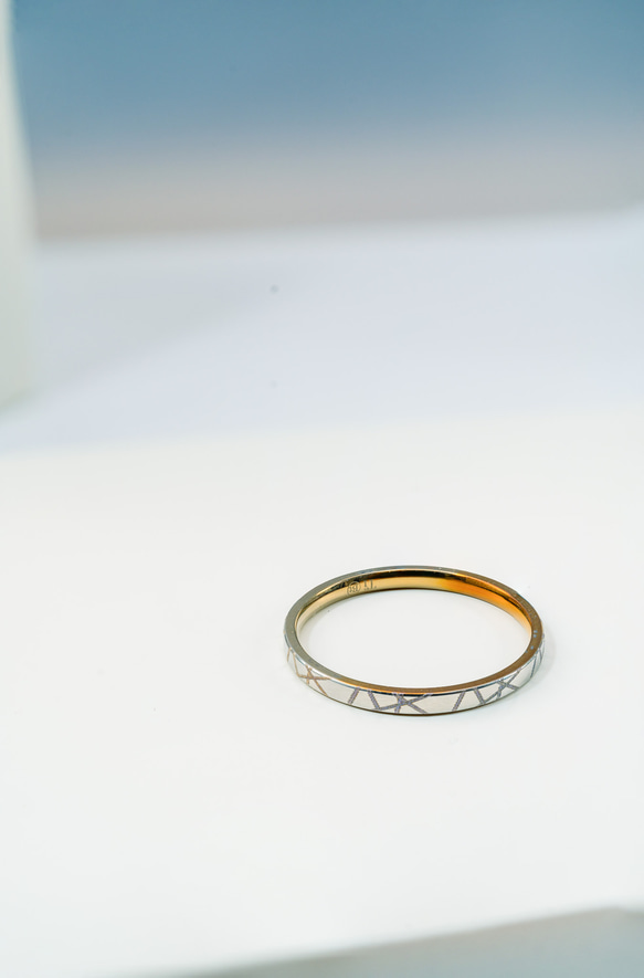 【「双秋の輪（Autumn Split）：チタンが映す鎌倉の秋」Titanium Ring】 4枚目の画像