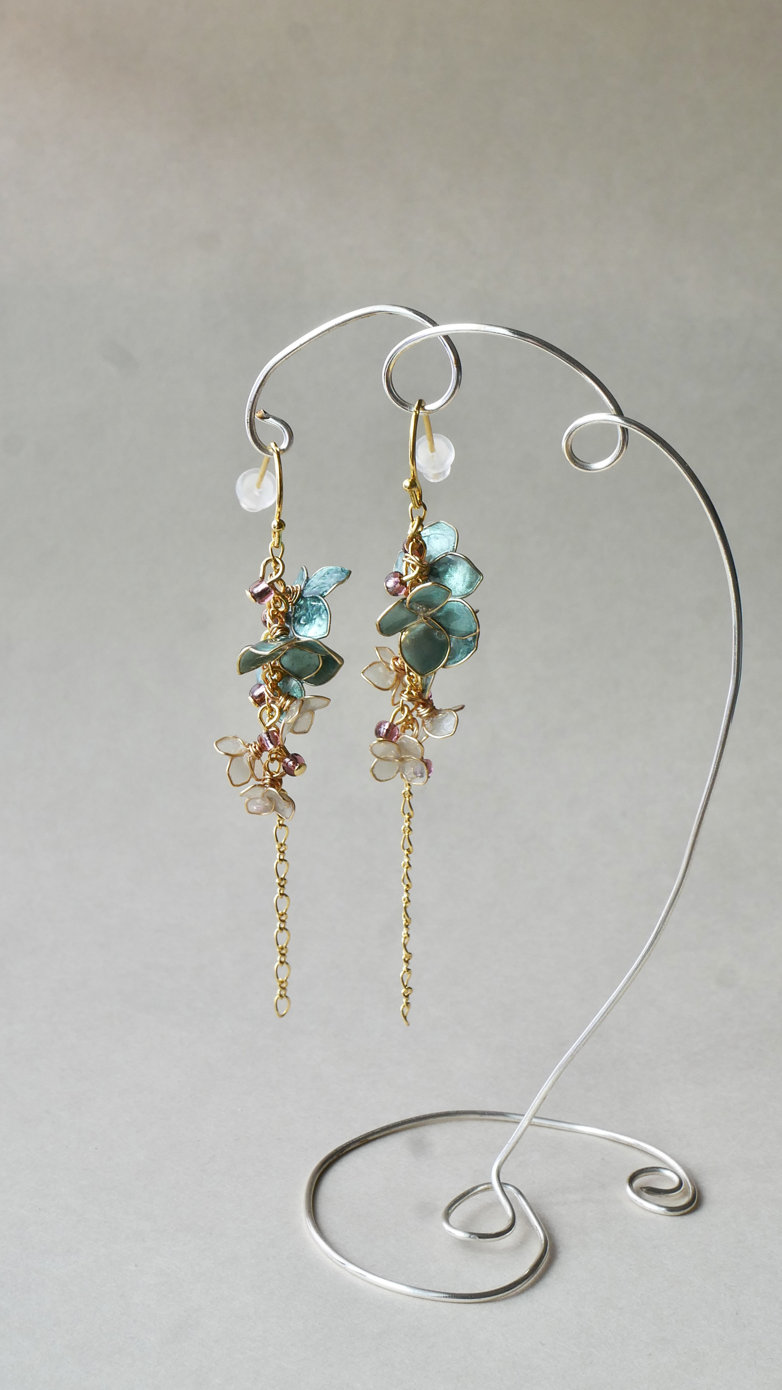 秋色（ディープグリーン）イヤリング/ピアス　マニキュアフラワー　ディップフラワー　ディップアート