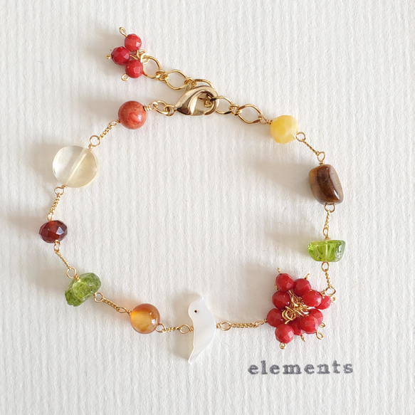 小鳥と赤い実の天然石ブレスレット ブレスレット elements 通販