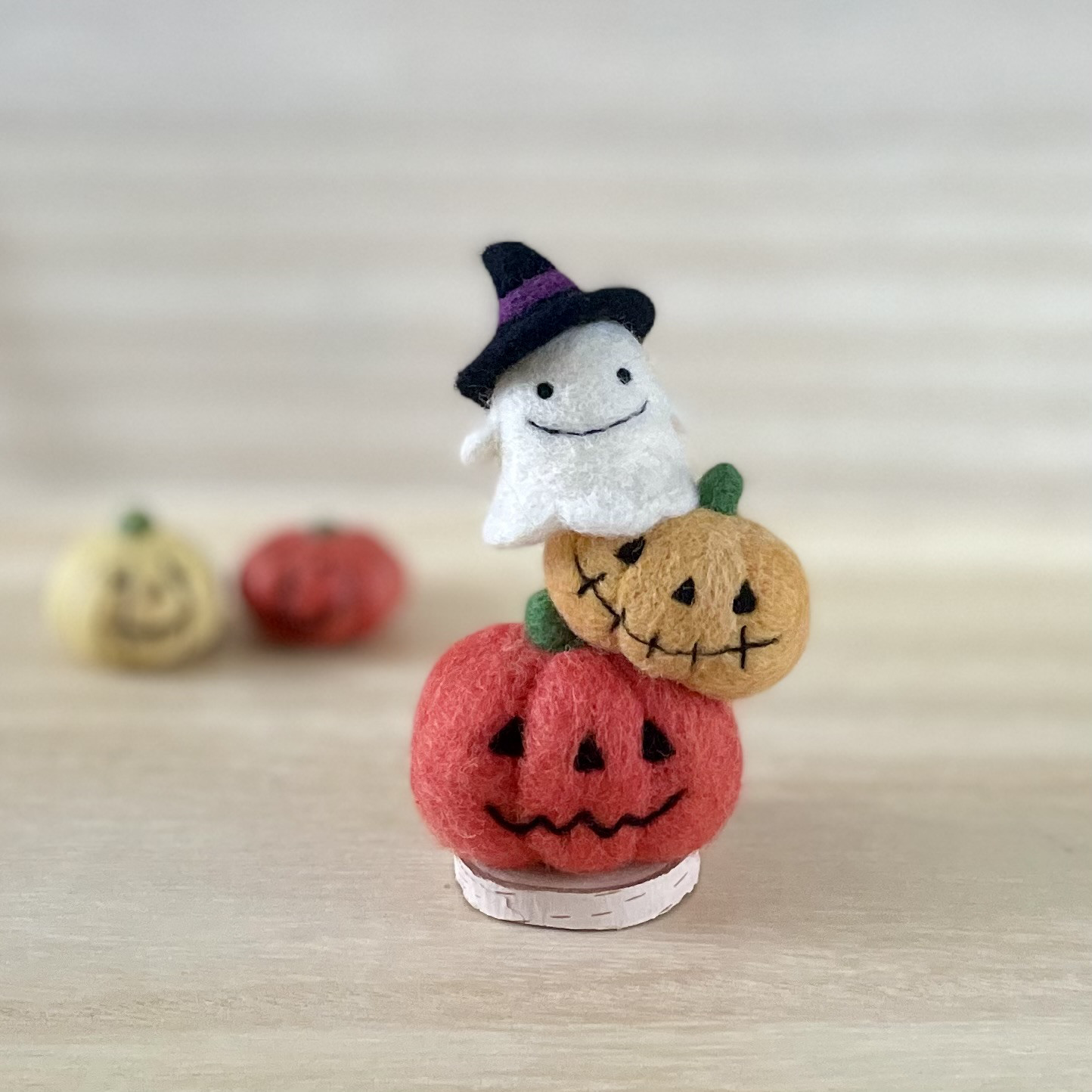 【ハロウィン飾り】羊毛フェルト カボチャ帽子のうさぎさん 【ハロウィン飾り】羊毛フェルト カボチャ帽子のうさぎさん