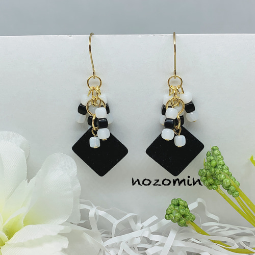 スクエアフロッキーにミニキューブチェコビーズピアス ハンドメイド 