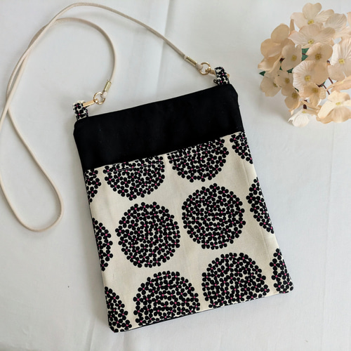 花サコッシュ(北欧風柄) サークル花柄。モノトーンピンクと黒  