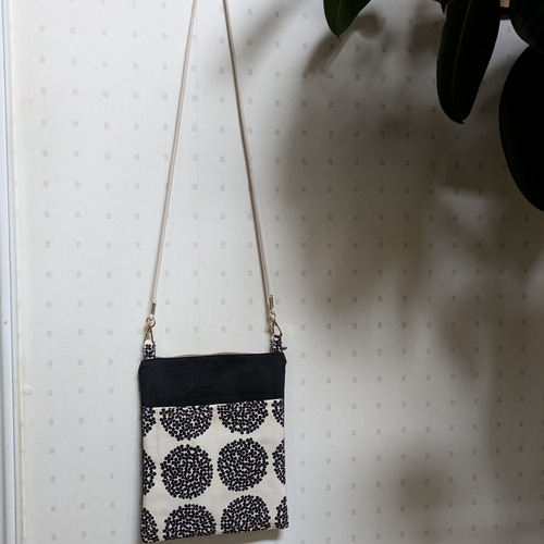 花サコッシュ(北欧風柄) サークル花柄。モノトーンピンクと黒  