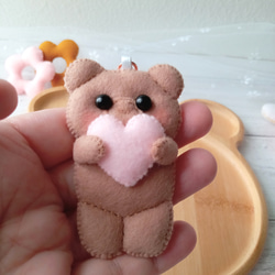 フェルトのキーホルダー くまさんのチョコレートクッキー ハートを
