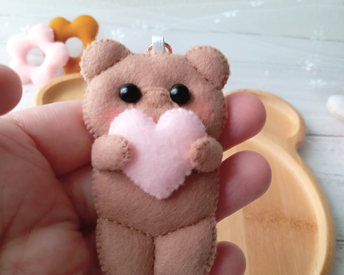 フェルトのキーホルダー くまさんのチョコレートクッキー ハートを